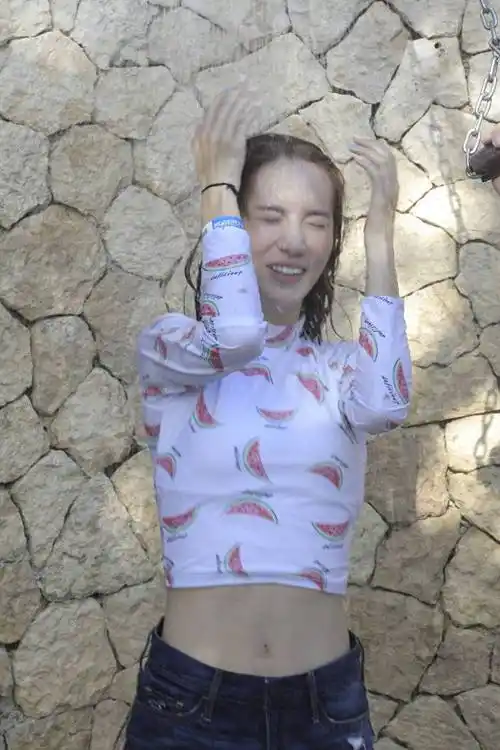 金晨打水仗被迫卸妆了,西瓜长泳衣外搭粉色卫衣,初秋穿搭很任性_白色