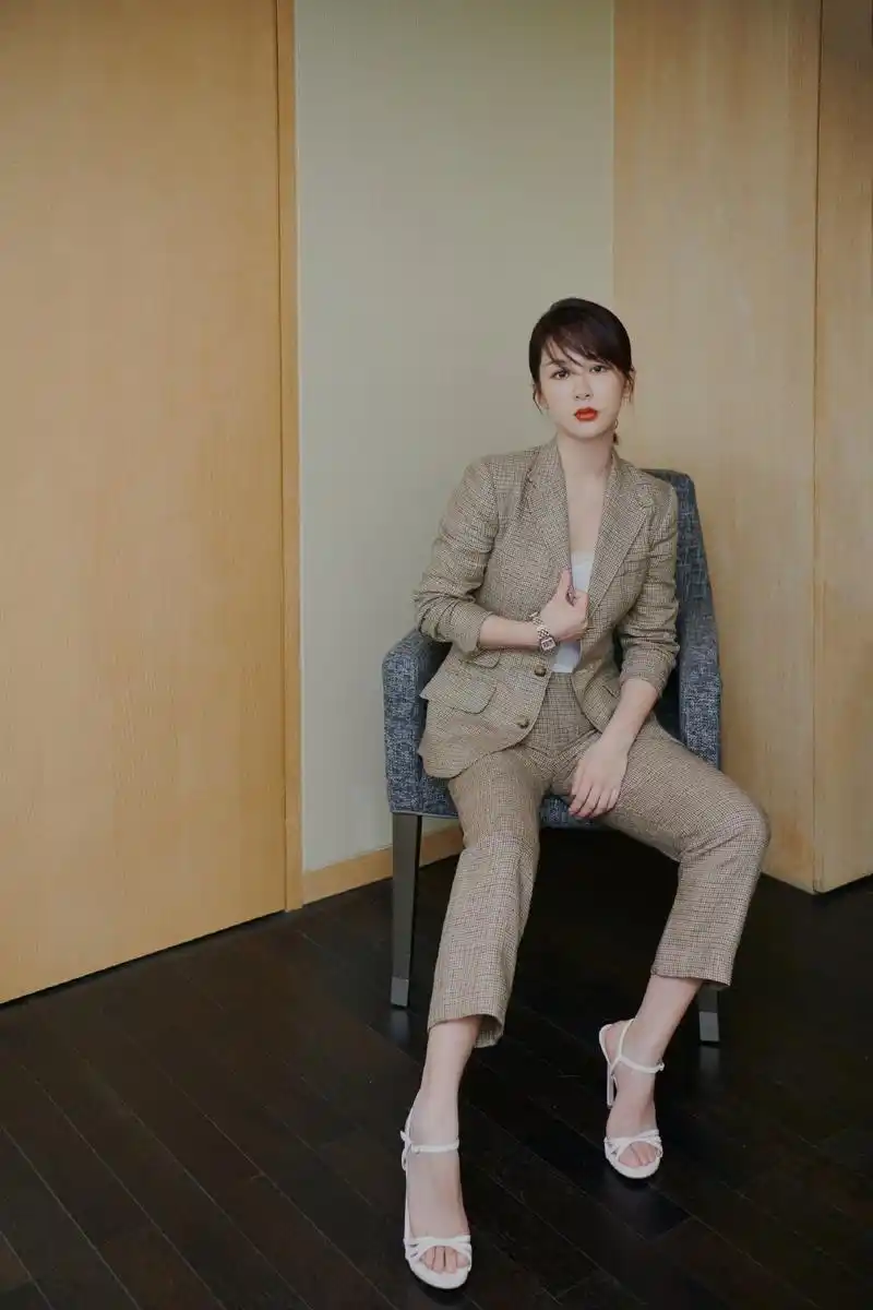 杨紫最近非常高产的女演员格纹西装搭配白色高跟鞋精致又优雅