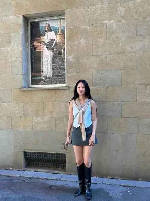 原创31岁杨采钰带火了一种洋气穿搭马甲短裙长筒靴显瘦又洋气