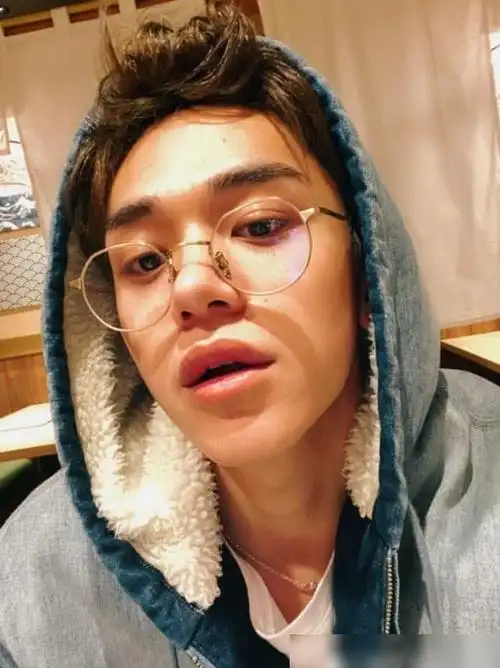 黄旭熙这脸该"返厂维修"了吧,无美颜下"香肠嘴"抢镜,近景一言难尽