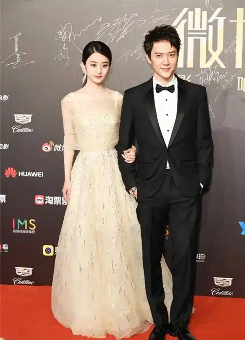 "赵丽颖与冯绍峰甜蜜共度周末,两人恩爱如初引粉丝羡慕不已"_恋情