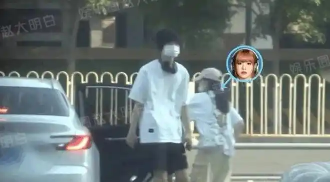 从被拍到的画面来看,赖美云和男友有着极大的身高差.