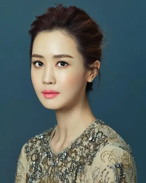 李易峰前女友李多海 整容成瘾被封变脸女王