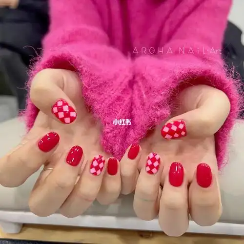 红色格子美甲显手白