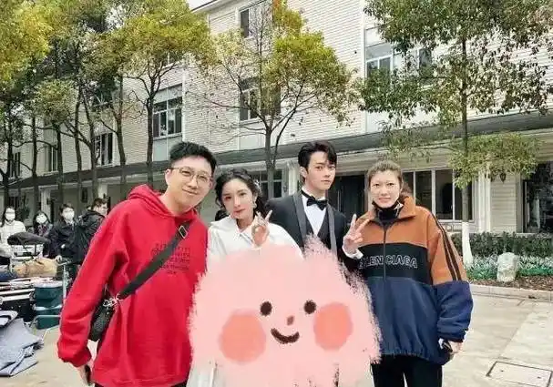 杨幂许凯新剧合影曝光,两人同框缺乏cp感,被调侃像小姨和外甥_礼服