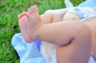 小女孩光着脚的特写小女孩光着脚的特写