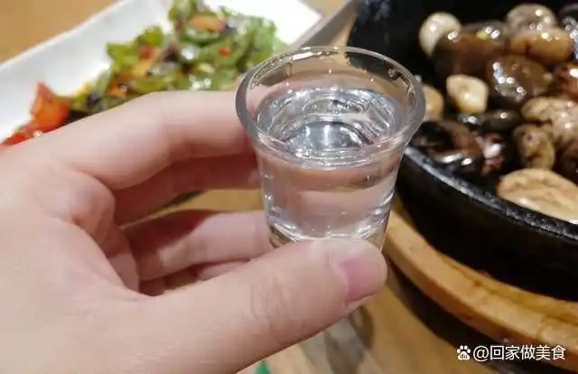 如果家里有喜欢喝酒的老人,想必大家也有苦恼的问题,一是让他戒酒也戒