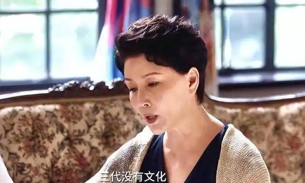 66岁朱茵最新近照曝光!网友惊呼素颜皮肤好,手背痕迹成焦点!