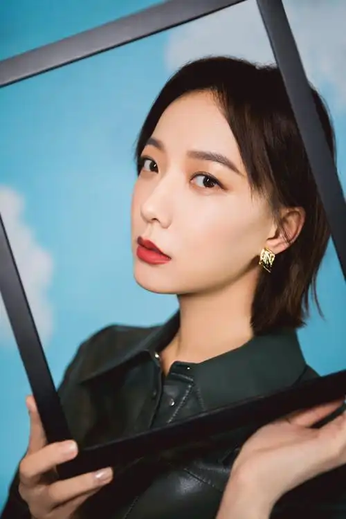 王珞丹烟熏绿皮质套装写真图片59