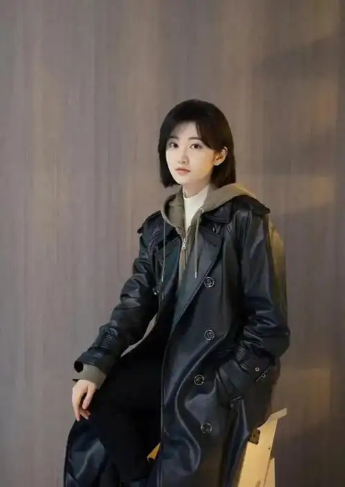 景甜周五营业照侧脸好绝