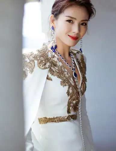 典雅浪漫的气质,刘涛身穿白色深v高开叉礼服时尚美拍