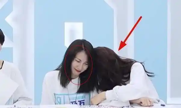 原创谢可寅笑场趴乃万肩膀上谁注意乃万怎么回应镜头前都懒得掩饰