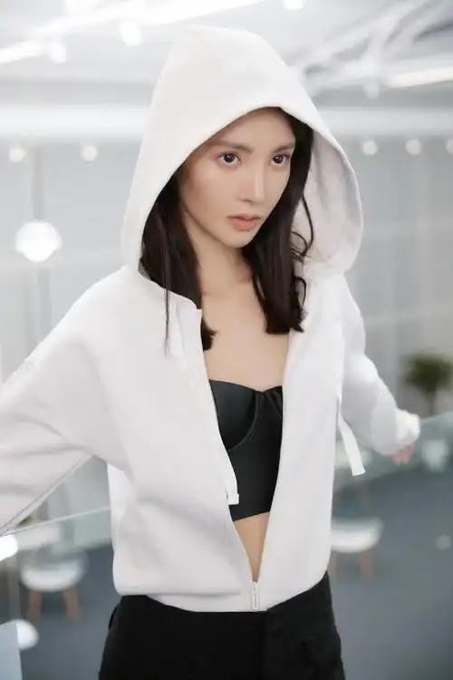 31岁金晨美丽动人纤瘦有型女神真是越来越有味道了