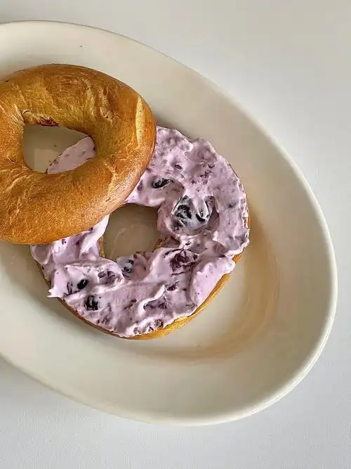 做好的蓝莓酱77奶酪搅一搅 超好吃的