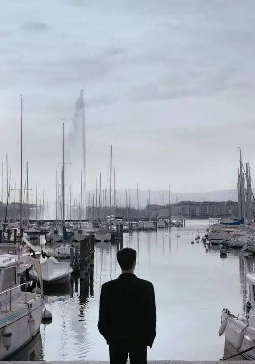 张艺兴牵了一只羊##张艺兴的周一随拍##张艺兴周一背影照