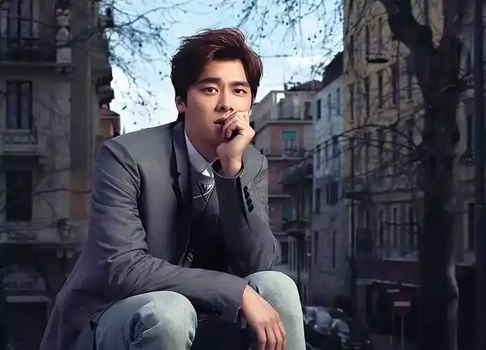 李易峰风波后首露出正脸照,与美女合影消瘦不少,颜值变化太大了_生活