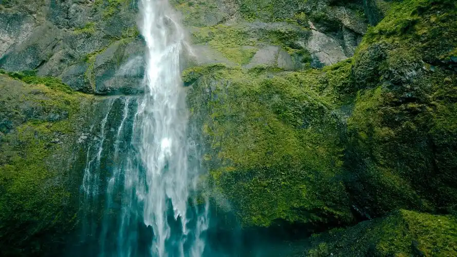 瀑布绿色高清壁纸1600x900分辨率查看