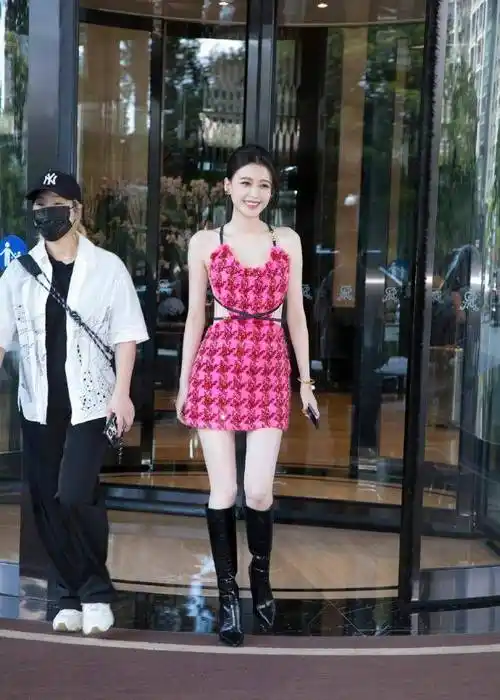 孙怡重拾自信,穿上小香风吊带裙尽显魅力,美到骨子里_款式_时尚_女人