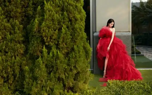 性感美女关晓彤红色露肩纱裙惊艳写真