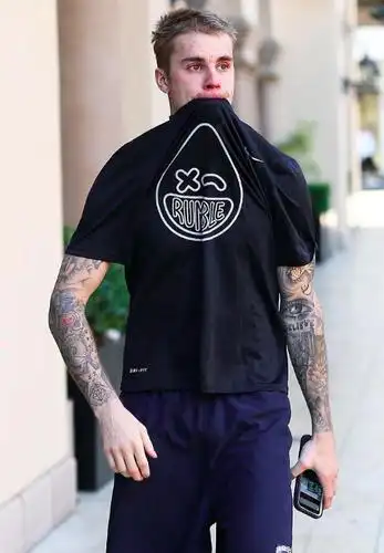 比伯街头边走边脱衣服露大片纹身青春痘板寸头荷尔蒙爆表