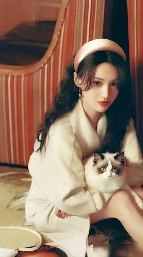 郑爽,一个永远蹦跶在热搜上的神奇体质女星,长相绝美,可清纯可甜美