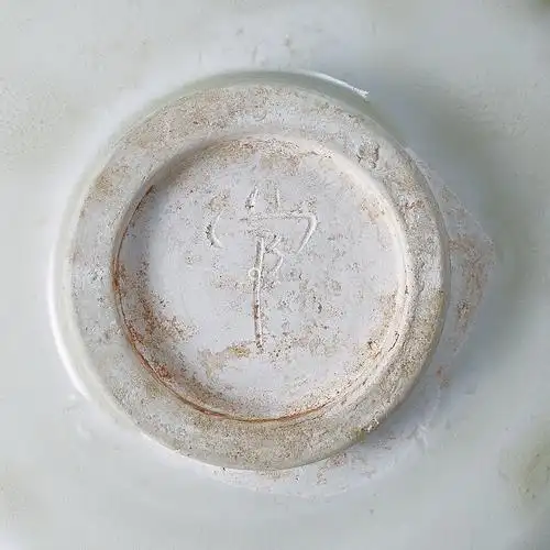 宋代定窑葵口盏刻官字