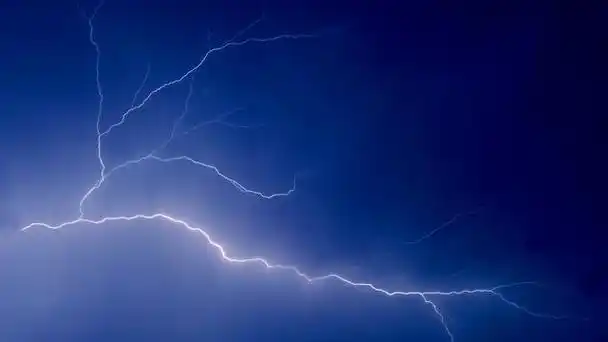 那年我在村小学教书同学调来当校长后我毫不犹豫地辞职了