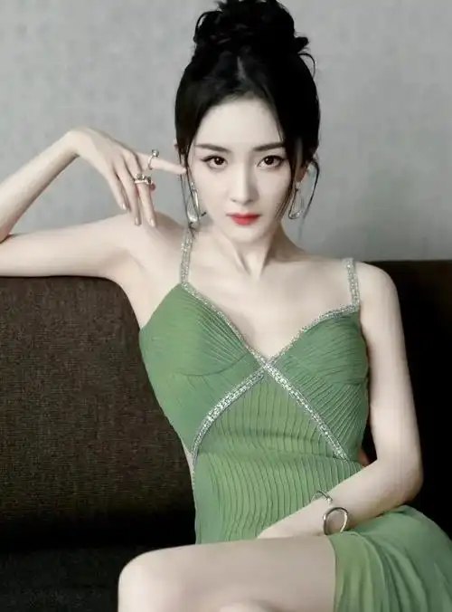 杨幂珍贵写真身穿绿丝睡袍曼妙的身材简直美到犯规了