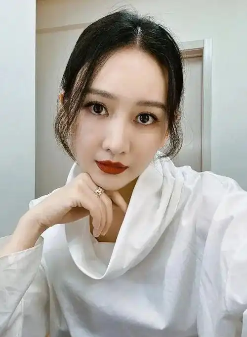 王鸥产后a4腰变水桶腰晒戒指宣誓主权婚姻状态引热议