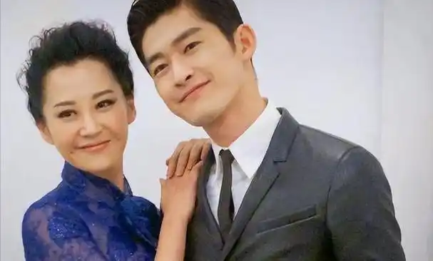 许晴和张翰之间的绯闻源于他们在节目中的一次互动,只见许晴深情款款