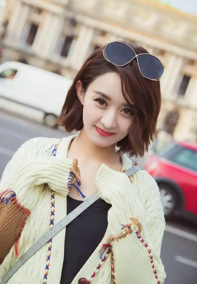 赵丽颖打扮青春活力短发轻松俏皮