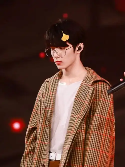 刘耀文 黄昏_刘耀文_夕阳_穿搭_娱乐_明星娱乐资讯