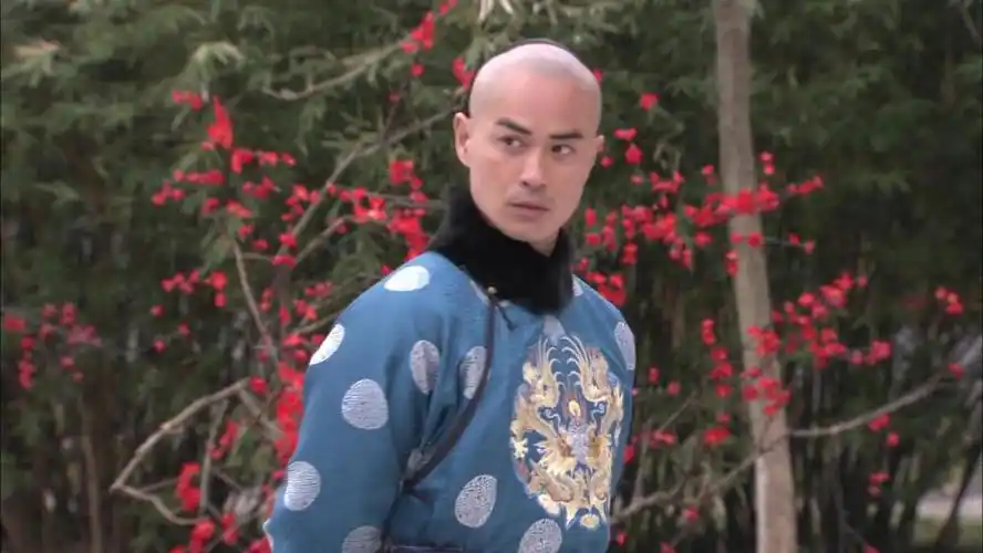 同样是蓝色这套相对简单一些,黑色毛领,蓝色背景中的龙纹图案和银白色