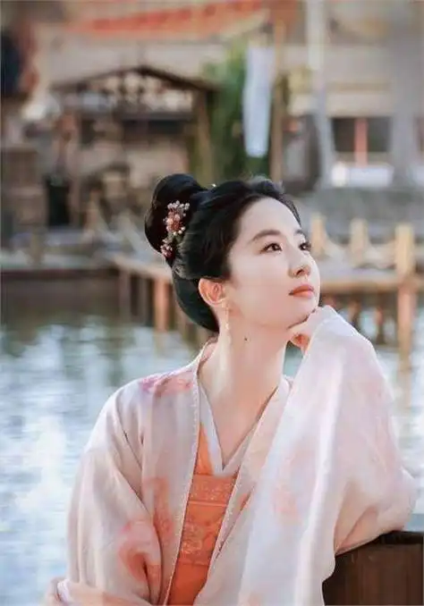 刘亦菲现身新作发布会,"粗短"大白腿引热议,网友:目测110斤