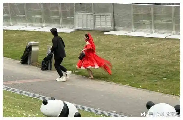 华晨宇红色婚纱!