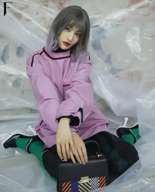 郑爽灰紫渐变短发时尚写真图片