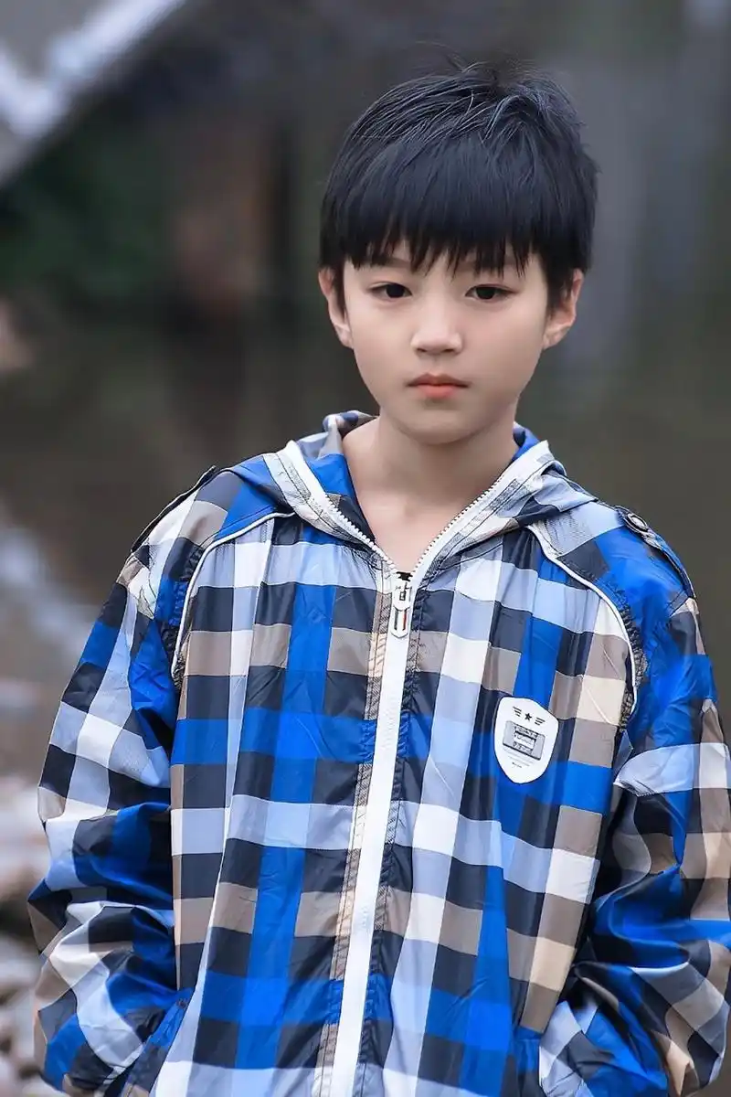 小时候的王俊凯脸肉肉的,顶着一个锅盖头,就像一个小奶包,很可爱,好想