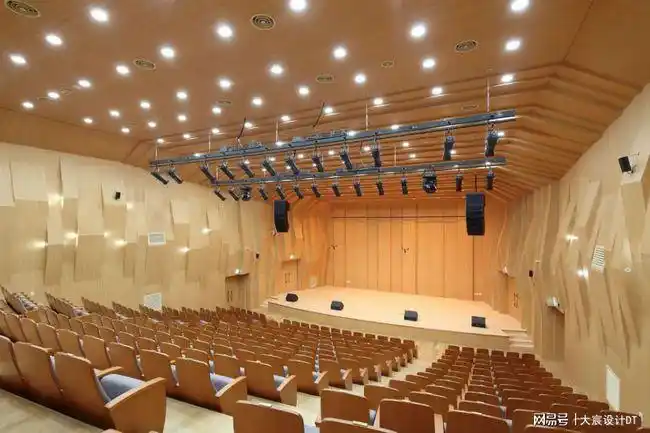 baebong山脚下   建筑被周围的小池塘和户外舞台包围着   前面是bae