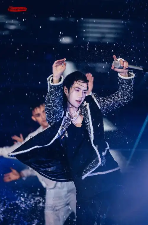 王一博壁纸湖南跨年演唱会《无感》首秀水中唱跳网易云音乐