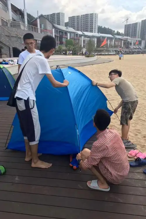 女生们串烤串,洗菜,男生们支烤架,搭帐篷,不一会,10来顶升起的帐篷在