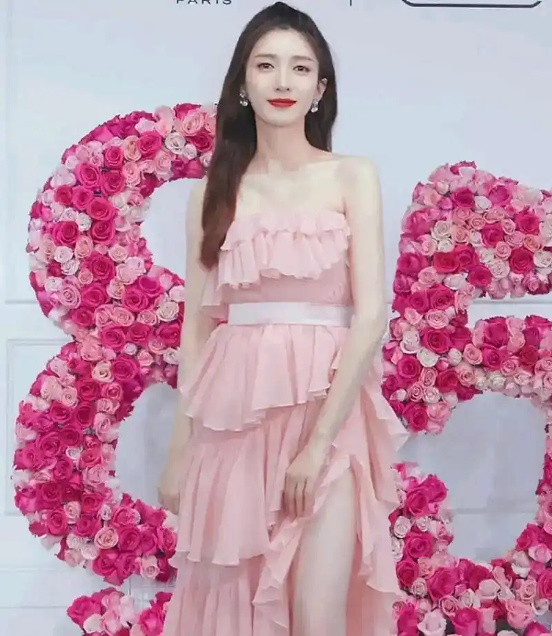 江疏影一袭粉色蛋糕裙,扎高马尾,显得活力满满,青春洋溢,又美又嫩.