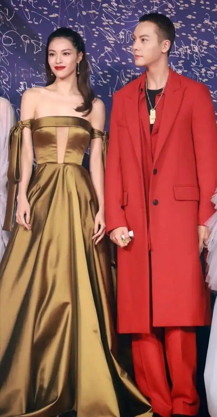 有网友表示陈伟霆和钟楚曦气场太合拍了,完全可以代入太多小说男女主