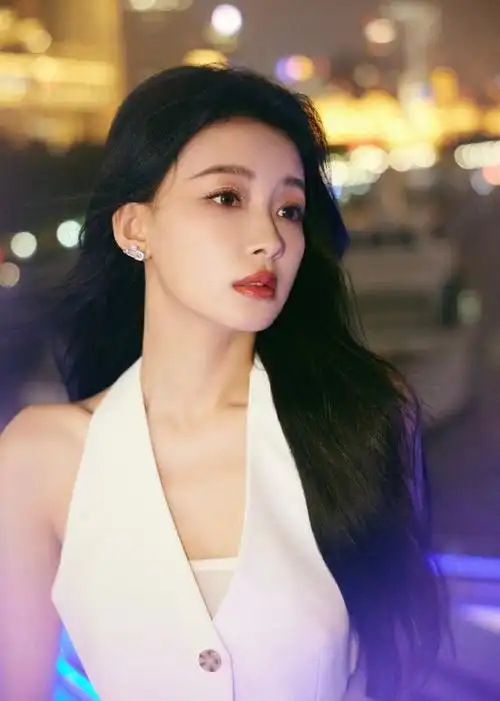 孙怡allwhite造型##孙怡东方明珠夜景大片