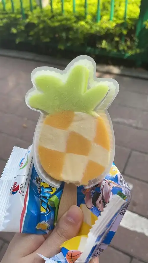 冰工厂的菠萝形状太可爱了