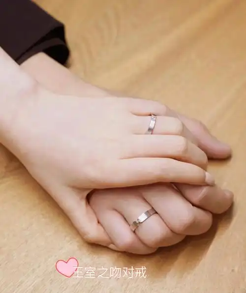 和我拍牵手照的一直都是同一个男孩小手一牵,岁岁年年,十指紧扣,感觉