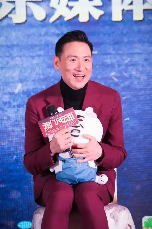 张学友偏头发型(张学友保养得也太好了)(5)