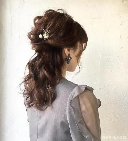 简单扎发,减龄编发,自然也很适合甜美的你哟