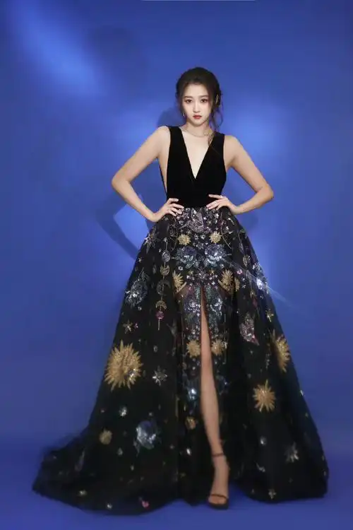 开叉刺绣裙#关晓彤今日亮相#微博视界大会#,一袭黑色深v开叉刺绣长裙