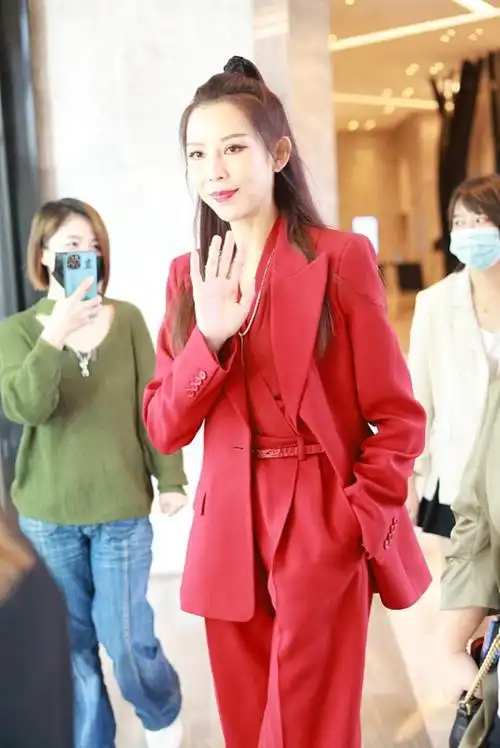 蔡少芬不愧是香港小姐红色西装套装时髦又潇洒人美性格爽