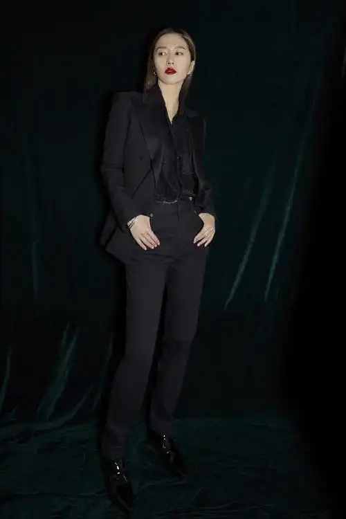 谭维维穿西装有点酷酷滴帅气满分